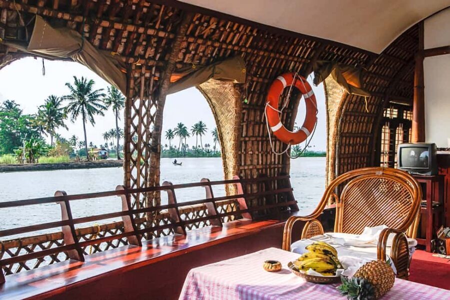 Alleppey / Alappuzha Houseboat Day Cruise with Lunch: Cochin - The role of the crew and why service matters on a houseboat