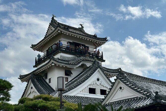 Kochi Castle, Shrine & Hirome Market: Half-Day Guided Tour - Stop 1: Kochi Hachimangu Shrine for Shinto Culture and Calm Time